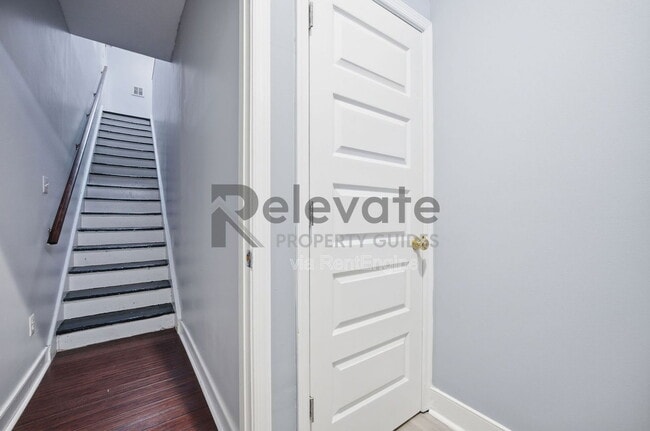 Building Photo - 2206 Parkwood Ave