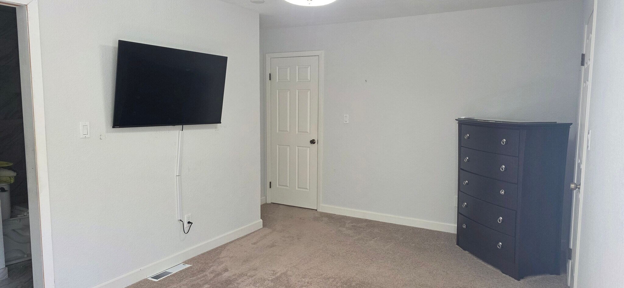 Master Room - 985 Juniper Ct