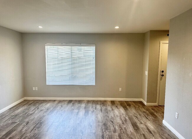Building Photo - Stunning Townhome In Santee with Modern Fi...