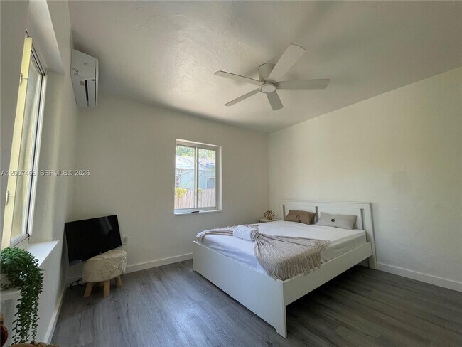 Building Photo - 401 NE 14th Ave