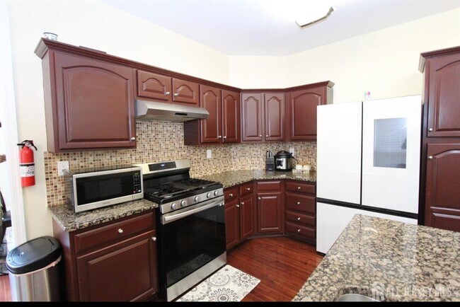 Building Photo - 96 Marion Dr