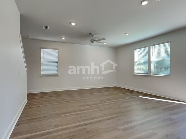 Building Photo - 523 Armstrong Curv