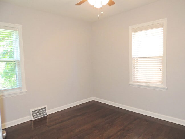 Building Photo - 3 Bed - 1 Bath Cape Cod for Rent!
