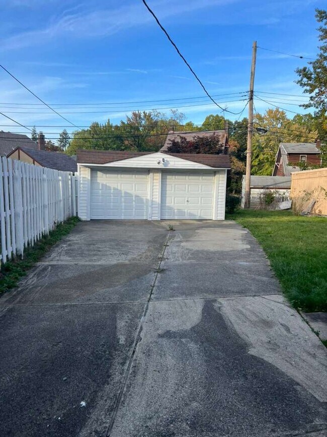 Building Photo - A Single family home with Garage in Garfield Heights