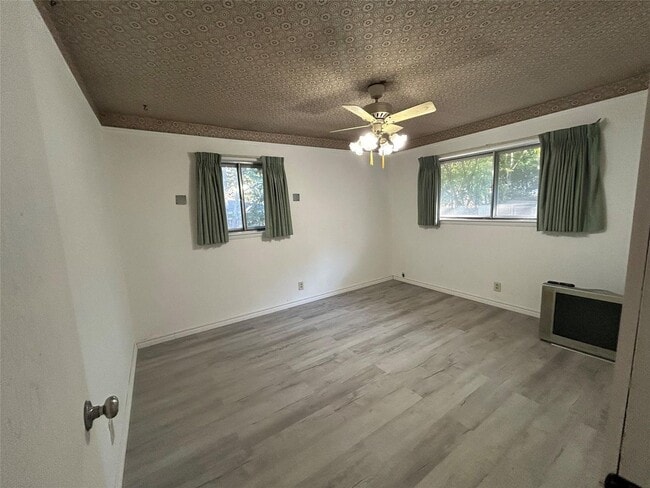 Building Photo - 617 Forest Ln