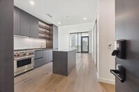 Building Photo - 610 Davis St