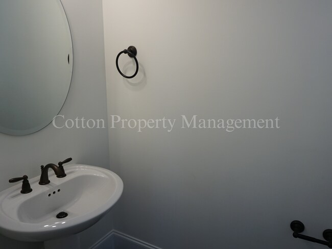 Building Photo - 33 Meon Ln