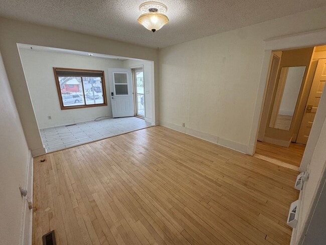 Building Photo - Cute Home in Central Bismarck with Huge Garage