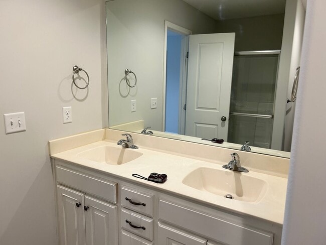 Building Photo - 3 Bed Townhome in Grain Valley