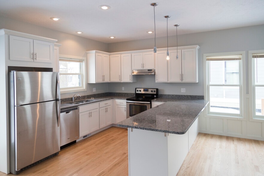 Kitchen - 341 Robey Pl SE