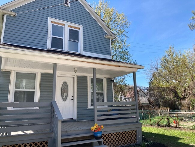 Building Photo - 2 Bedroom  Renovated Century Home Modern S...