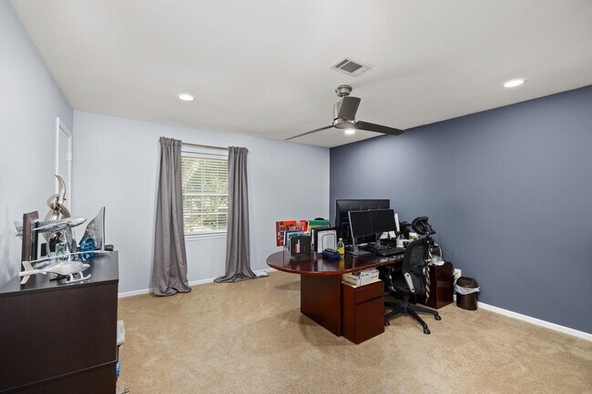 Building Photo - 827 Thicket Ln