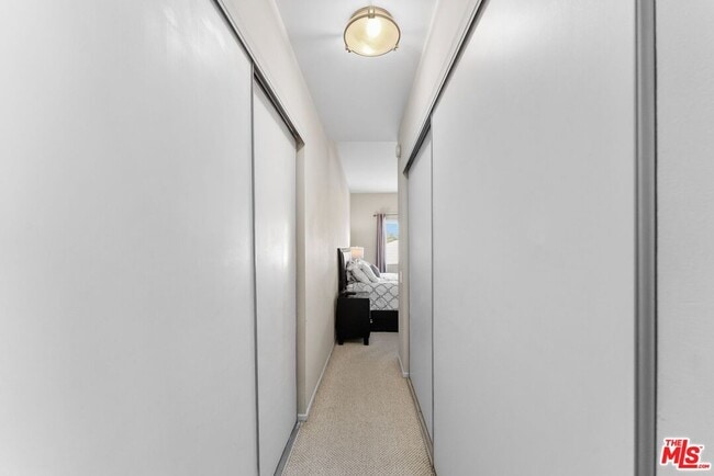 Building Photo - 612 S Barrington Ave