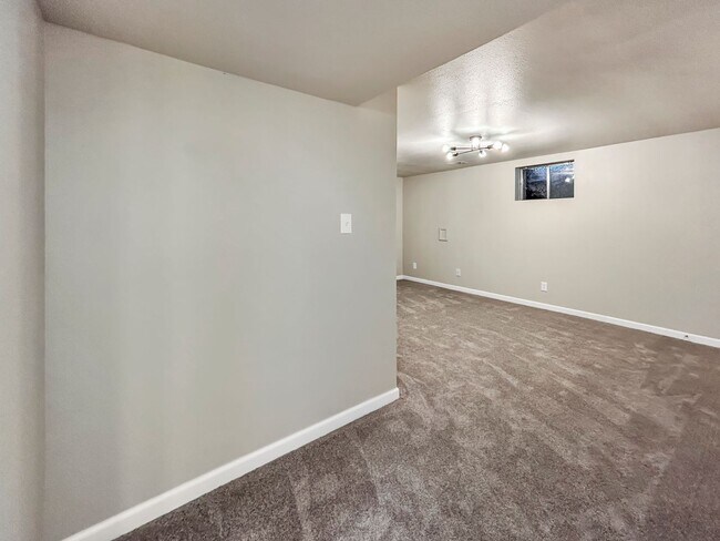 Building Photo - $0 DEPOSIT OPTION. 4 BED 3 BATH IN HAMPDEN HEIGHTS!