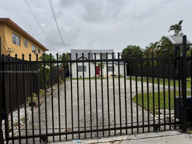 Building Photo - 1129 SW 10th St