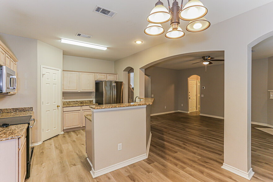 Building Photo - 1630 Redwood Dr