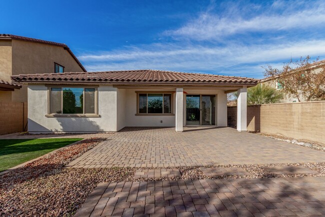 Building Photo - Move-In Ready Home with Verrado Amenities!