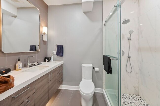 Building Photo - Stunning 2 Bed 2 Bath in the Ukrainian Village area