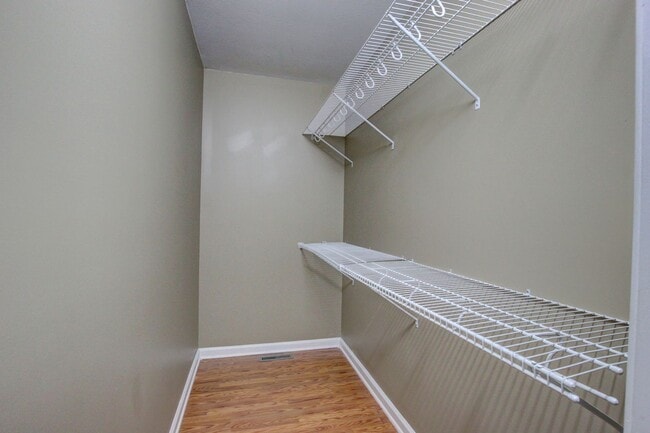 Building Photo - 3 bed 2 bath Fenced yard.  Heart of St. B.  Hurry.