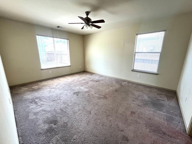 Building Photo - 4 Bed House - North of UT Campus