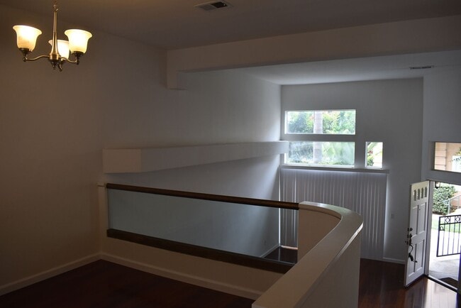 Building Photo - 2 Bed/ 2.5 Bath- Dual Master Townhome in U...