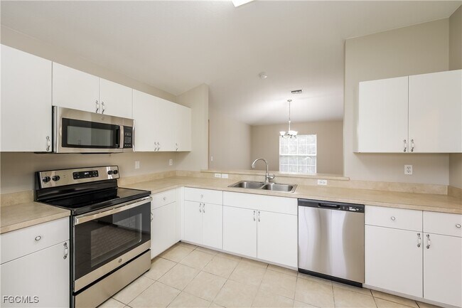 Building Photo - 458 Westdale Ave