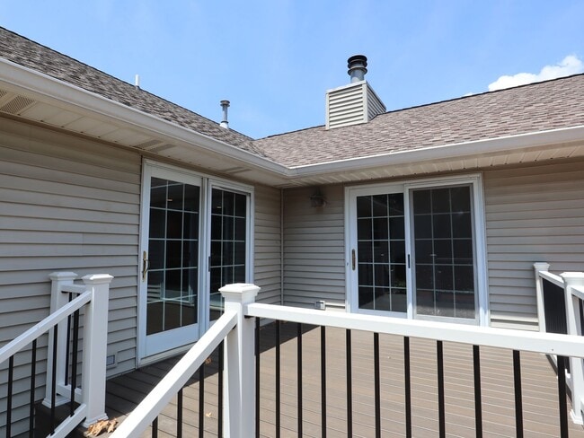 Building Photo - NEW PRICE - GREAT HOME - Single Family Home in Germantown Hills with Pool 3 BR / 4BA