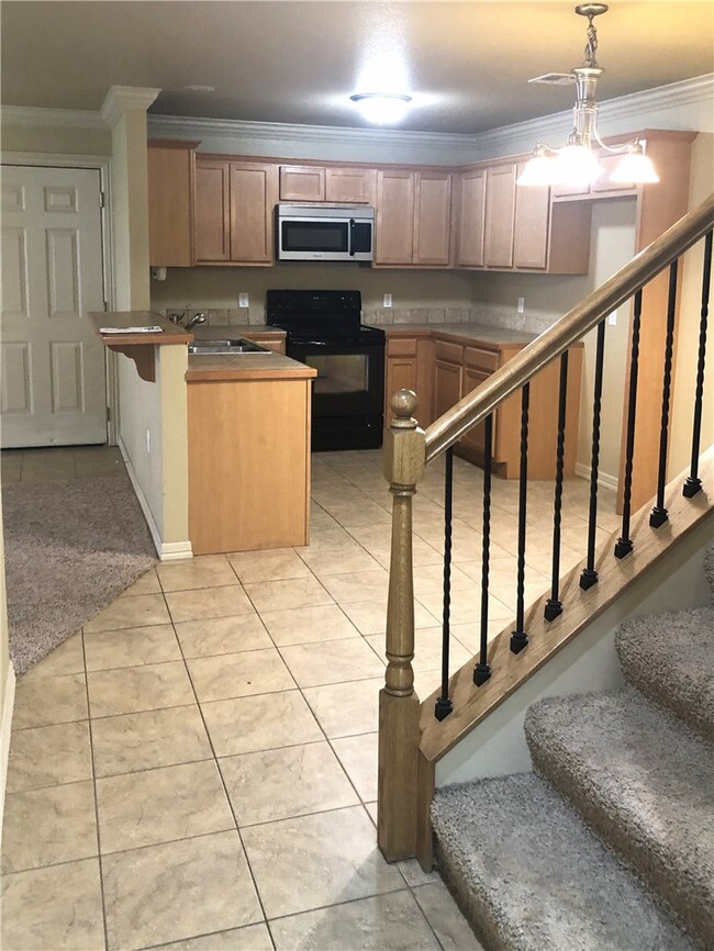 Building Photo - 10 S Woodsprings Dr