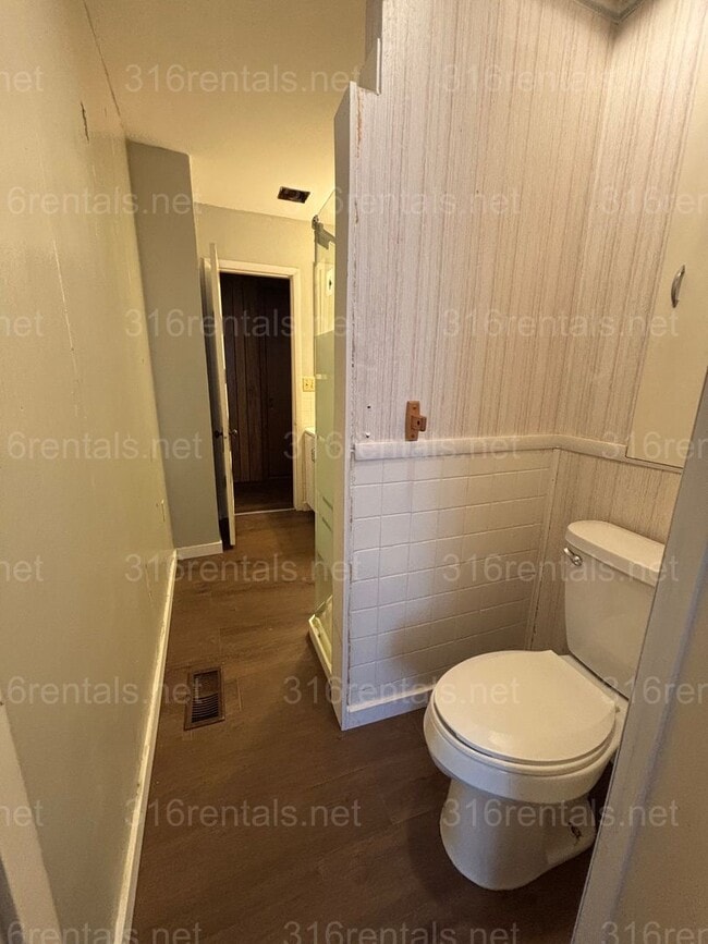 Building Photo - Three bedroom one bath freshly painted house available NOW!