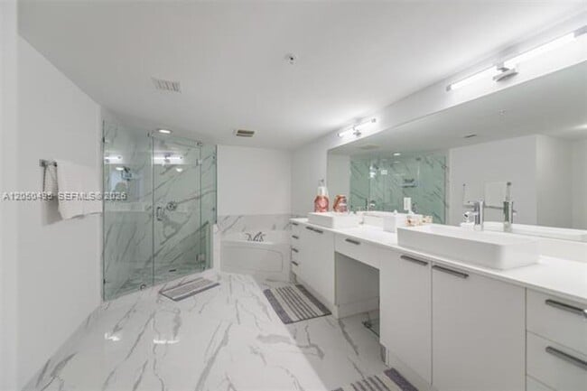 Building Photo - 16699 Collins Ave
