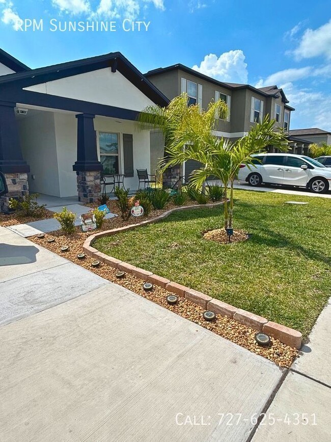 Building Photo - Extra Large Bungalow, with pool, basketbal...