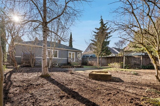 Building Photo - Adorable 2-bdrm/1-bath mid-century modern. Private backyard, sauna, washer/dryer, & more!