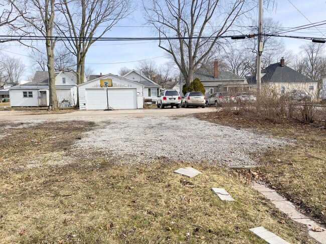 Building Photo - 118 N Martin St