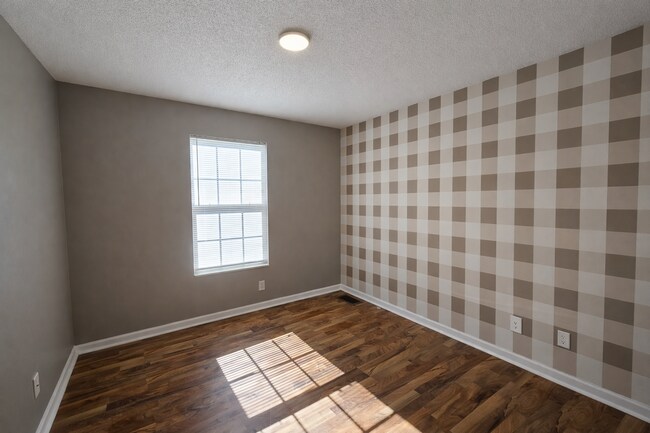 Building Photo - $1795 - 3 Beds 2 Baths + Bonus Room