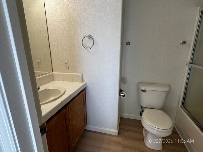 Building Photo - Refreshed 3 Bedroom, 2 Bathroom