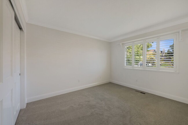 Building Photo - 5 Santa Victoria Ct