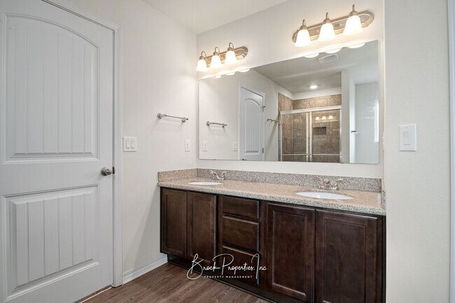 Building Photo - 5515 Peach Dr