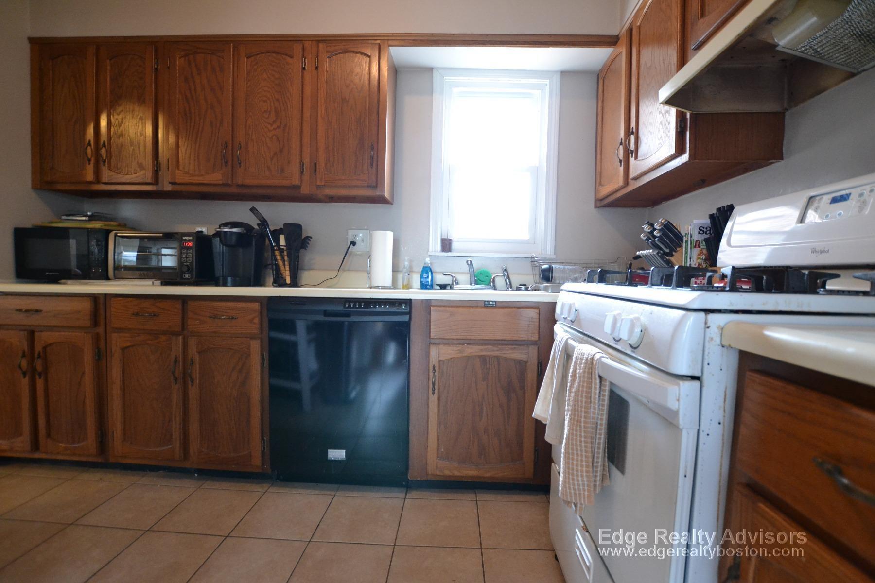 Building Photo - 5 Saybrook St