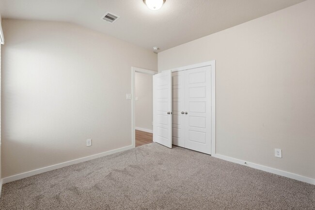 Building Photo - 18037 Martin Pines Dr