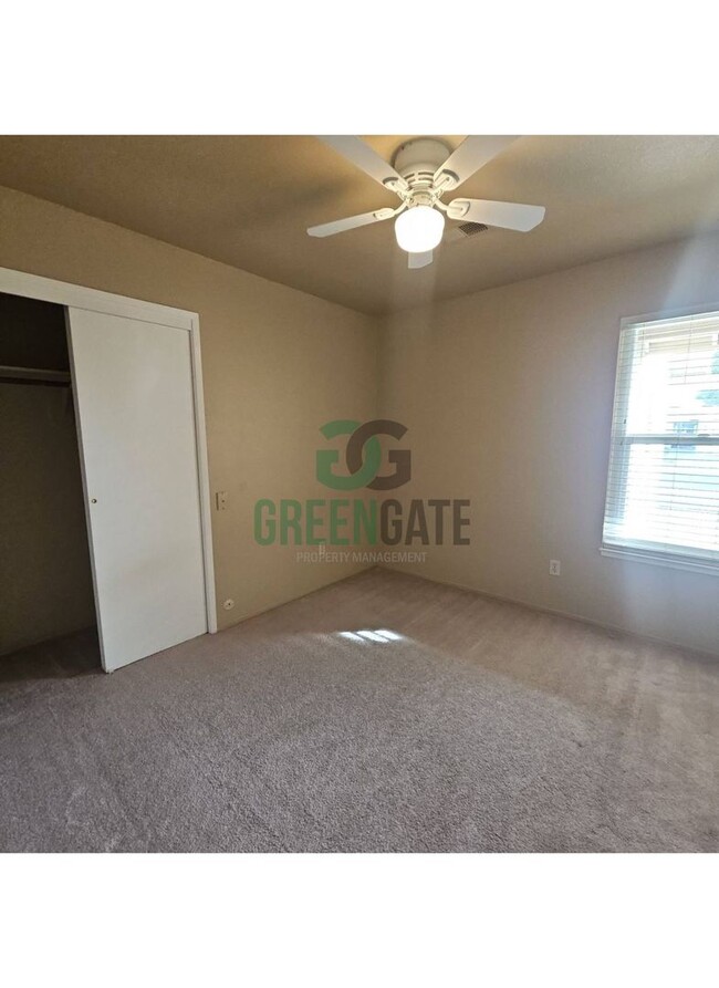 Building Photo - 3 Bedroom 2 Bath Modesto home available!!