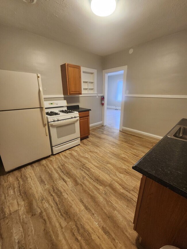 Building Photo - Two Bedroom in the heart of Old Brooklyn