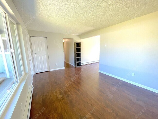Building Photo - Recently-renovated 2 BR duplex in Redmond ...