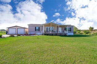 Building Photo - 401 Hatchineha Rd