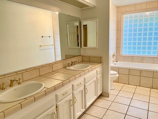 Building Photo - $2,250 Armstrong & Sierra, Beautiful 3 Bed...