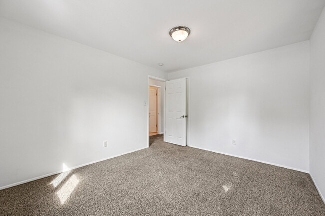 Building Photo - Welcome to this spacious 3+ bed, 2-bath bi-level home in Arvada - Available Now!