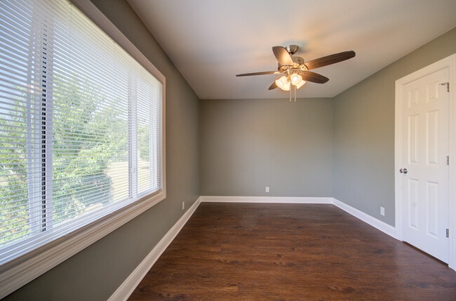 Building Photo - 2333 Carnation Dr