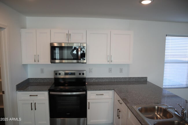 Building Photo - 1267 W Flowstone Trl