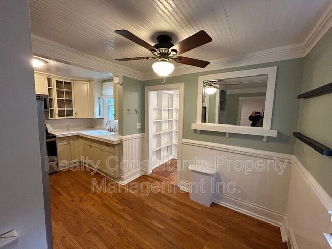 Building Photo - 2461 Lyndhurst Ave