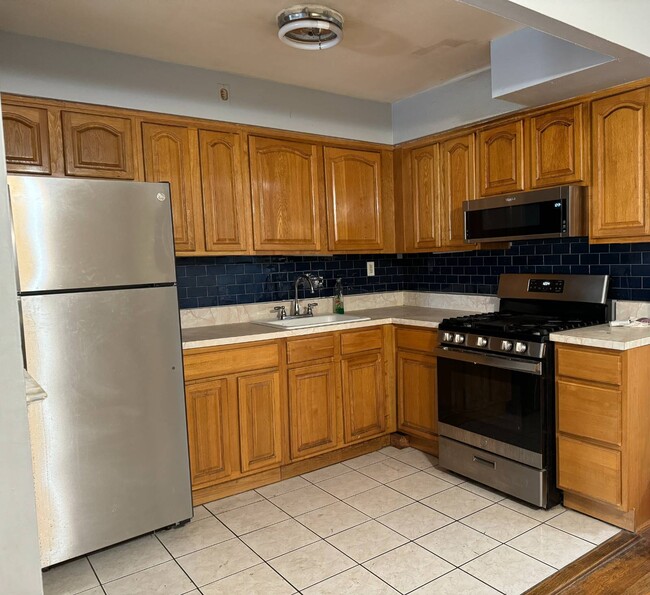 Primary Photo - 726 Soundview Ave