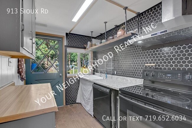 Building Photo - 913 Sioux Rd